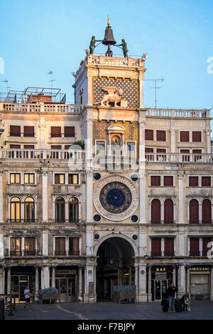 Venise, Italie, la Place St Marc. L'horloge, édifice Renaissance avec façade décorative, St Mark's lion détail et sonneurs Banque D'Images