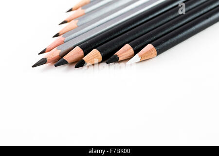 Crayons noirs sur fond blanc Banque D'Images