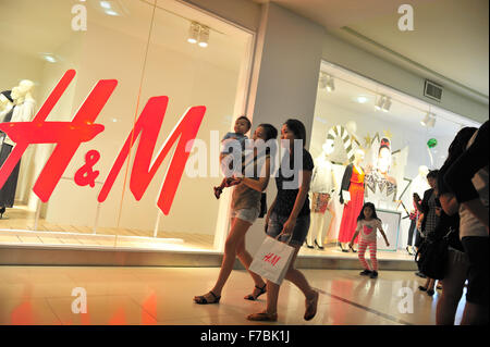 Ouverture d'un nouveau magasin H&M au Centre Ayala Cebu City Philippines le 27 novembre 2015 Banque D'Images