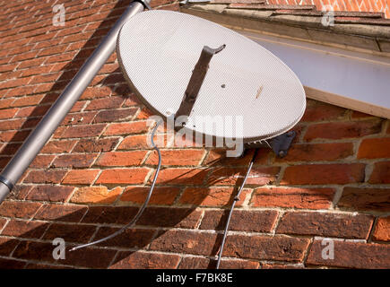 Antenne Satellite Télévision cassée sur le côté de la chambre Banque D'Images