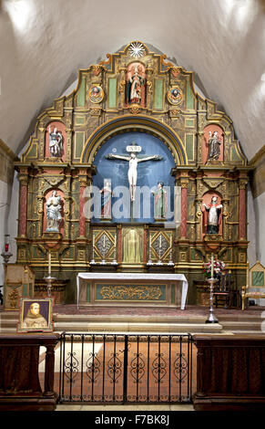 L'autel de la Mission San Carlos Borromeo del Río Carmelo (Carmel Mission), Carmel, CA. Banque D'Images