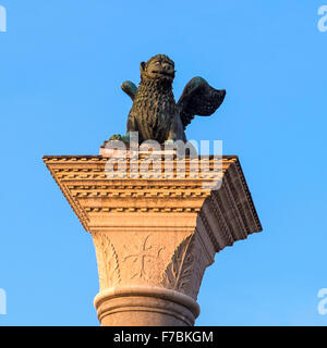 Venise, Italie, St Marks lion ailé debout sur livre sur le haut de la colonne de granit Banque D'Images