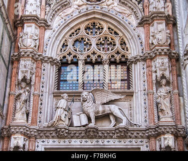 Venise, Italie, la façade extérieure du Palazzo Ducale entrée avec Doge Francesco Foscari agenouillé devant St Mark's Lion Banque D'Images