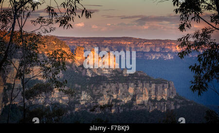 Trois Sœurs, à Katoomba, dans les Blue Mountains, Australie. Capturé au coucher du soleil. Banque D'Images