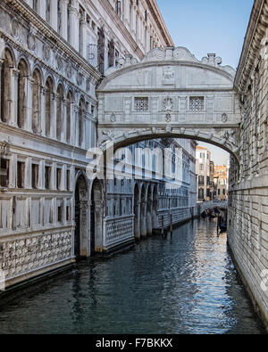 Venise, Italie, Pont des Soupirs, Ponte dei Sospiri couverts traversée par le rio di Palazzo du Palais des Doges à la prison Banque D'Images