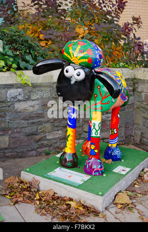 Dans la ville de Shaun le mouton Maisy et amis sculpture à Bristol route de l'art d'amasser des fonds pour les enfants le Banque D'Images