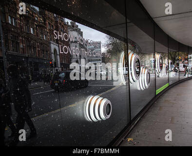 Cercle rond blanc décorations de Noël avec la réflexion sur la rue à l'un de Sloan Square Shopping Centres, Sloan Square Banque D'Images