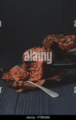 Muffins aux pépites de chocolat double pâtisserie pour le petit-déjeuner Banque D'Images