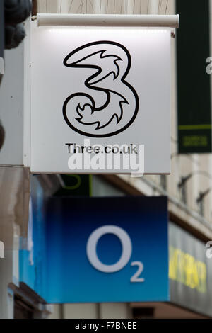 Trois & O2 réseau mobile logos de marques sur high street Banque D'Images