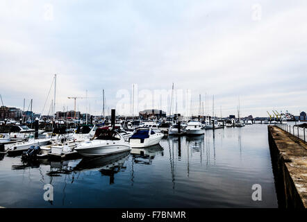 Bateaux à Harbour Dock lors D'Une journée d'hiver à Baltimore, Maryland Banque D'Images