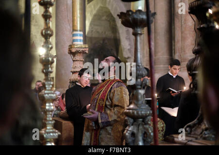 Les membres de l'église apostolique arménienne prennent part à un Procession de masse à l'intérieur de l'Église du Saint-Sépulcre dans le Quartier chrétien vieille ville Jérusalem est Israël Banque D'Images