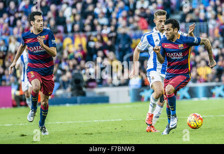 Barcelone, Catalogne, Espagne. 28 Nov, 2015. Le milieu de terrain du FC Barcelone FC Barcelone SERGIO et bientôt de retour DANI ALVES en action contre la Real Sociedad dans le match de championnat entre le FC Barcelone et Real Sociedad au Camp Nou à Barcelone Crédit : Matthias Rickenbach/ZUMA/Alamy Fil Live News Banque D'Images