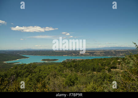 Vue sur le lac Turquoise à Castellane, France Banque D'Images