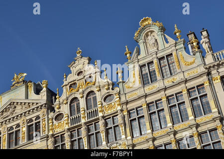 Des bâtiments restaurés de maisons de guilde sur la Grand Place à Bruxelles, Belgique Banque D'Images