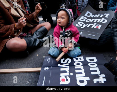 Ne pas protester contre la Syrie bombe organisé par l'arrêt de la guerre manifestation devant Downing Street au centre de Londres soutenir Jeremy Banque D'Images