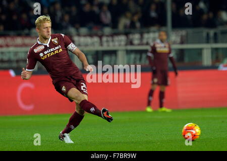 Stade olympique de Turin (Italie). 28 Nov, 2015. Serie A. Torino et Bologne. Kamil Glik sur la balle . A Turin 2-0 gagnants. © Plus Sport Action/Alamy Live News Banque D'Images