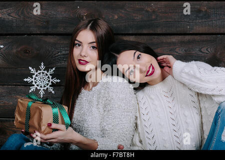 Portrait de deux belles filles à Noël Banque D'Images