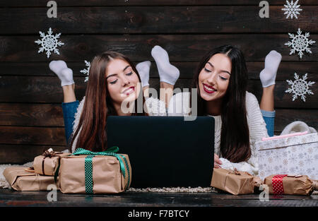 Deux belles filles se coucher sur le plancher Banque D'Images