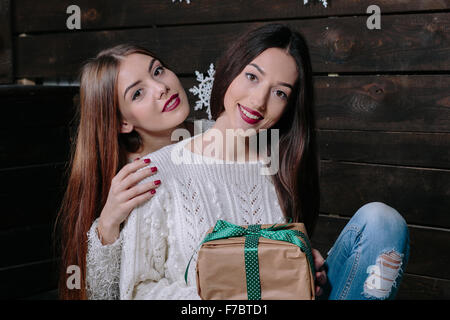 Deux belles filles à Noël Banque D'Images