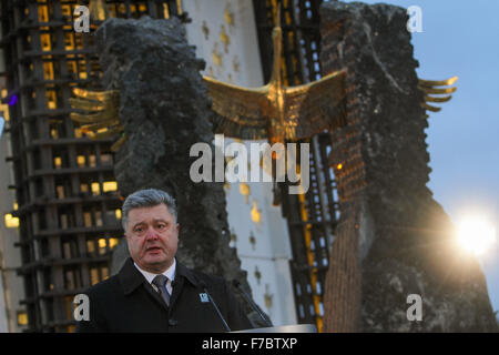 Kiev, Ukraine. 28 Nov, 2015. Le président Petro Poroshenko a un discours durant le rassemblement en deuil un grand mémorial aux victimes de la famine dans la région de Kiev. Les 28 et 29 novembre 2015, l'Ukraine rend hommage à la mémoire des victimes de la grande famine de l'Holodomor 1932 - 1933 lorsque 4,5 millions d'Ukrainiens, y compris 600 000 enfants à naître, étaient morts de faim par le régime soviétique sous Staline. Credit : Rana Sajid Hussain/Pacific Press/Alamy Live News Banque D'Images