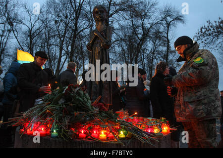 Kiev, Ukraine. 28 Nov, 2015. Les gens jeter les lampes et les bouquets d'oreilles pour le mémorial aux victimes de la famine au cours d'une grande manifestation de deuil à Kiev. Les 28 et 29 novembre 2015, l'Ukraine rend hommage à la mémoire des victimes de la grande famine de l'Holodomor 1932 - 1933 lorsque 4,5 millions d'Ukrainiens, y compris 600 000 enfants à naître, étaient morts de faim par le régime soviétique sous Staline. Credit : Rana Sajid Hussain/Pacific Press/Alamy Live News Banque D'Images