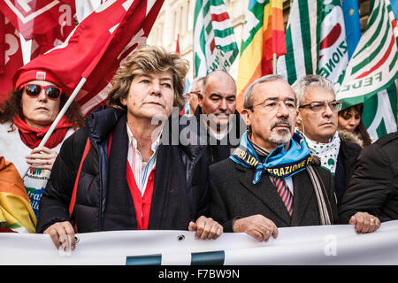 Rome, Italie. 28 Nov, 2015. Susanna Camusso (L), secrétaire général du syndicat CGIL et Carmelo Barbagallo (R), syndicat de l'UIL, Secrétaire général des travailleurs du secteur public au cours d'une manifestation pour protester contre le gouvernement italien à Rome. Des milliers de travailleurs du secteur public de prendre part à une manifestation appelée par les syndicats du secteur public pour protester contre le gouvernement italien dans le domaine de la "stabilité" que n'offre pas d'argent pour de nouvelles négociations collectives publiques après six ans de bloc. © Giuseppe Ciccia/Pacific Press/Alamy Live News Banque D'Images