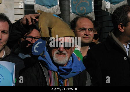 Naples, Italie. 28 Nov, 2015. Le Comité de gestion publique de l'eau, de contester la loi régionale sur l'assainissement de l'eau adoptée le 16 novembre dernier par le Conseil régional de la Région Campanie. ABC Napoli, s'alignant sur la position des comités, appelle à une réforme immédiate du texte, démocratiques et durables avec l'objectif d'une reconnaissance du droit à l'eau. La procession de premier maire Luigi De Magistris et Alex Zanotelli. © Salvatore Esposito/Pacific Press/Alamy Live News Banque D'Images