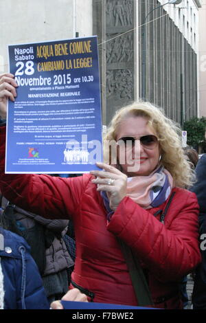 Naples, Italie. 28 Nov, 2015. Le Comité de gestion publique de l'eau, de contester la loi régionale sur l'assainissement de l'eau adoptée le 16 novembre dernier par le Conseil régional de la Région Campanie. ABC Napoli, s'alignant sur la position des comités, appelle à une réforme immédiate du texte, démocratiques et durables avec l'objectif d'une reconnaissance du droit à l'eau. La procession de premier maire Luigi De Magistris et Alex Zanotelli. © Salvatore Esposito/Pacific Press/Alamy Live News Banque D'Images