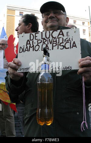 Naples, Italie. 28 Nov, 2015. Le Comité de gestion publique de l'eau, de contester la loi régionale sur l'assainissement de l'eau adoptée le 16 novembre dernier par le Conseil régional de la Région Campanie. ABC Napoli, s'alignant sur la position des comités, appelle à une réforme immédiate du texte, démocratiques et durables avec l'objectif d'une reconnaissance du droit à l'eau. La procession de premier maire Luigi De Magistris et Alex Zanotelli. © Salvatore Esposito/Pacific Press/Alamy Live News Banque D'Images