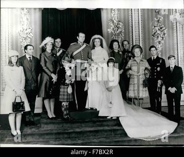 1962 - mariage de la princesse Anne et le capitaine Mark Phillips groupes familiaux à la salle du trône un t Buckingham Palace (aujourd'hui L à R) : Mlle Sarah Phillips, M. Peter Phillips, Mme Ann ; Philips Capitaine Eric Motifs (meilleur homme) ; Prince Edward (Page), le capitaine Mark Phillips, la Princesse Anne, Madame Sarah Armstrong Jones (46) ; La Reine Elizabeth ; Duc d'Édimbourg, la reine mère, le Prince Charles et le Prix Andrew. © Keystone Photos USA/ZUMAPRESS.com/Alamy Live News Banque D'Images