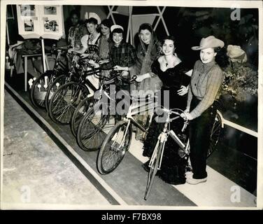 1970 - cycles à pédales pour l'exportation - au cycle show. Femmes de nombreux pays. Photo montre ravissantes paysannes dans les vêtements des pays qu'ils représentent vu avec Cycles Hercules conçu pour l'exportation au Cycle and Motor Cycle Show qui s'ouvre demain à Earl's Court. Ils sont la L-R - Côte d'or ; Suisse ; Perse ; Etats-Unis ; Canada ; Inde ; Cuba et l'Australie. © Keystone Photos USA/ZUMAPRESS.com/Alamy Live News Banque D'Images