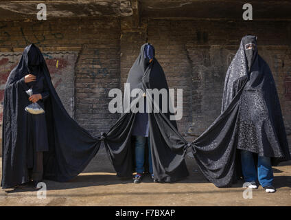 Les femmes chiites iraniens deuil Hussein sur Tasua journée avec leurs visages couverts et leurs vêtements liées car ils ne doivent pas parler, la province du Lorestan, Khorramabad, Iran Banque D'Images