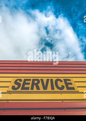 Retro Style Atelier de réparation automobile ou un garage avec service Sign Banque D'Images