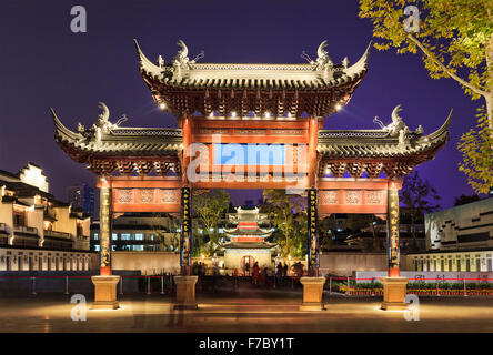 Anciennes portes traditionnelles boisée en face de temple de Confucius et le centre d'éducation à Nanjing, Chine, au coucher du soleil avec Banque D'Images