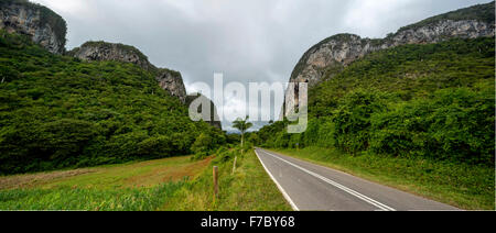 Route de campagne avec bande médiane à Vinales, montagne karstique dans la vallée de Vinales, Cuba, Vinales, Pinar del Rio, Cuba, Banque D'Images