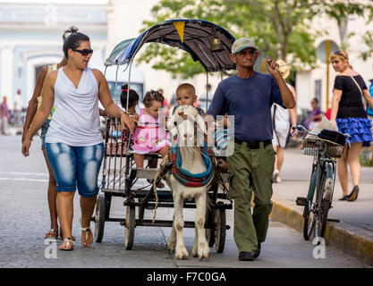 Plaisir des enfants, tirée par un chariot de chevreaux, à la vie dans la rue dans le centre de Santa Clara à Parque de Santa Clara, Santa Clara Banque D'Images