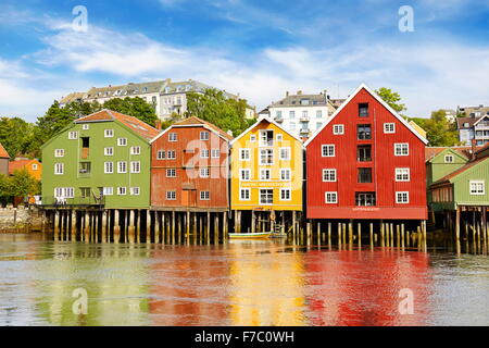 Historique maisons colorées de stockage à Trondheim, Norvège Banque D'Images