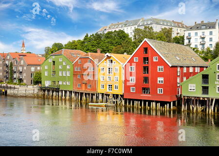 Historique colorés des maisons sur pilotis à Trondheim, Norvège Banque D'Images