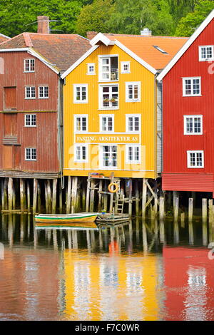 Maisons colorées sur pilotis de stockage historique à Trondheim, Norvège Banque D'Images