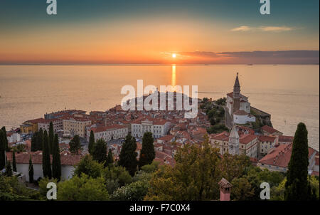 Coucher de soleil sur la mer Adriatique et la pittoresque vieille ville de Piran, Slovénie. Vue aérienne. Banque D'Images