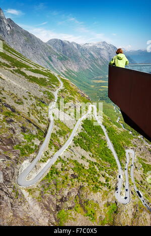 Tourisme La plate-forme panoramique, haute montagne route Trollstigen, Norvège Banque D'Images