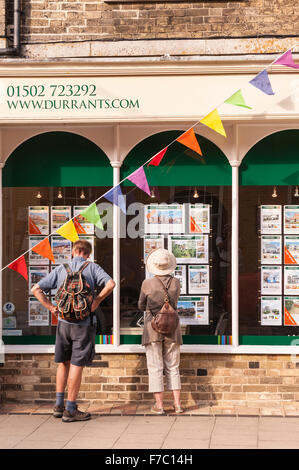 Les gens à la fenêtre dans le Durrants agent immobilier à Southwold, Suffolk , Angleterre , Angleterre , Royaume-Uni Banque D'Images