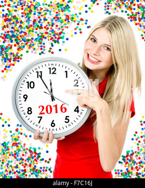 Nouvelle année 2016. Cinq à douze. Belle jeune femme avec grande horloge de décoration et de partie Banque D'Images