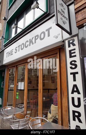 Londres, Royaume-Uni. 28 Nov, 2015. La marmite, un bistro de Old Compton Street, Soho, servant une sélection de pas de mine surtout la nourriture dans un cadre convivial et détendu depuis la fin des années 1950, prendra fin le 29 novembre. Credit : Mark Kerrison/Alamy Live News Banque D'Images