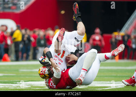 Piscataway, NJ, USA. 28 Nov, 2015. Le joueur de ligne défensive Rutgers Scarlet Knights Julian Pinnix-Odrick (53) sacs Maryland Terrapins quarterback Perry Hills (11) pendant le jeu entre les Maryland Terrapins et Rutgers Scarlet Knights à Highpoint Solutions Stadium à Piscataway, New Jersey. crédit obligatoire : Kostas Lymperopoulos/CSM, © csm/Alamy Live News Banque D'Images