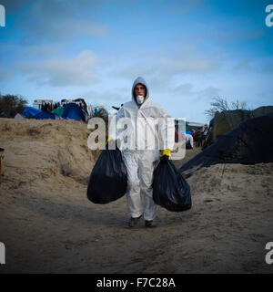 Calais, France. 28 Nov, 2015. Les travailleurs français vêtus de combinaisons blanches de protection de poursuivre l'opération de nettoyage au site migrants à Calais connu sous le nom de la jungle, les travailleurs enlevés supprimés tentes et d'ordures depuis le site et construit de nouveaux points de collecte des ordures. Credit : Duncan Penfold/Alamy Live News Banque D'Images