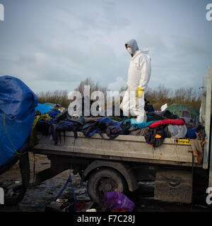 Calais, France. 28 Nov, 2015. Les travailleurs français vêtus de combinaisons blanches de protection de poursuivre l'opération de nettoyage au site migrants à Calais connu sous le nom de la jungle, les travailleurs enlevés supprimés tentes et d'ordures depuis le site et construit de nouveaux points de collecte des ordures. Credit : Duncan Penfold/Alamy Live News Banque D'Images