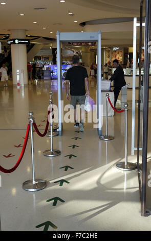 L'un des postes de contrôle de sécurité à l'Asie centrale le plus grand festival de plage shopping centre à Pattaya en Thaïlande Banque D'Images