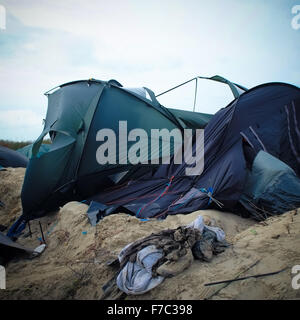 Calais, France. 28 Nov, 2015. Les travailleurs français vêtus de combinaisons blanches de protection de poursuivre l'opération de nettoyage au site migrants à Calais connu sous le nom de la jungle, les travailleurs enlevés supprimés tentes et d'ordures depuis le site et construit de nouveaux points de collecte des ordures. Credit : Duncan Penfold/Alamy Live News Banque D'Images