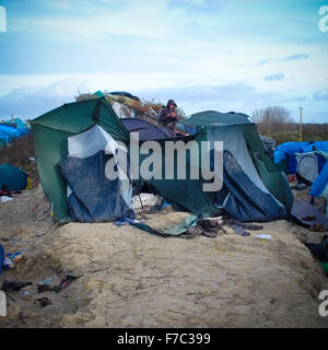 Calais, France. 28 Nov, 2015. Les travailleurs français vêtus de combinaisons blanches de protection de poursuivre l'opération de nettoyage au site migrants à Calais connu sous le nom de la jungle, les travailleurs enlevés supprimés tentes et d'ordures depuis le site et construit de nouveaux points de collecte des ordures. Credit : Duncan Penfold/Alamy Live News Banque D'Images